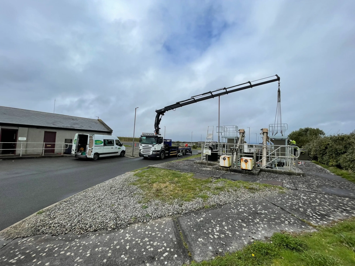Rigid truck crane hire services in Ireland, providing safe and efficient transport and lifting for construction and engineering projects.